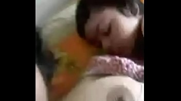 В спальне голенькая стройная девчушка трахает саму себя в пизду секс игрушкой